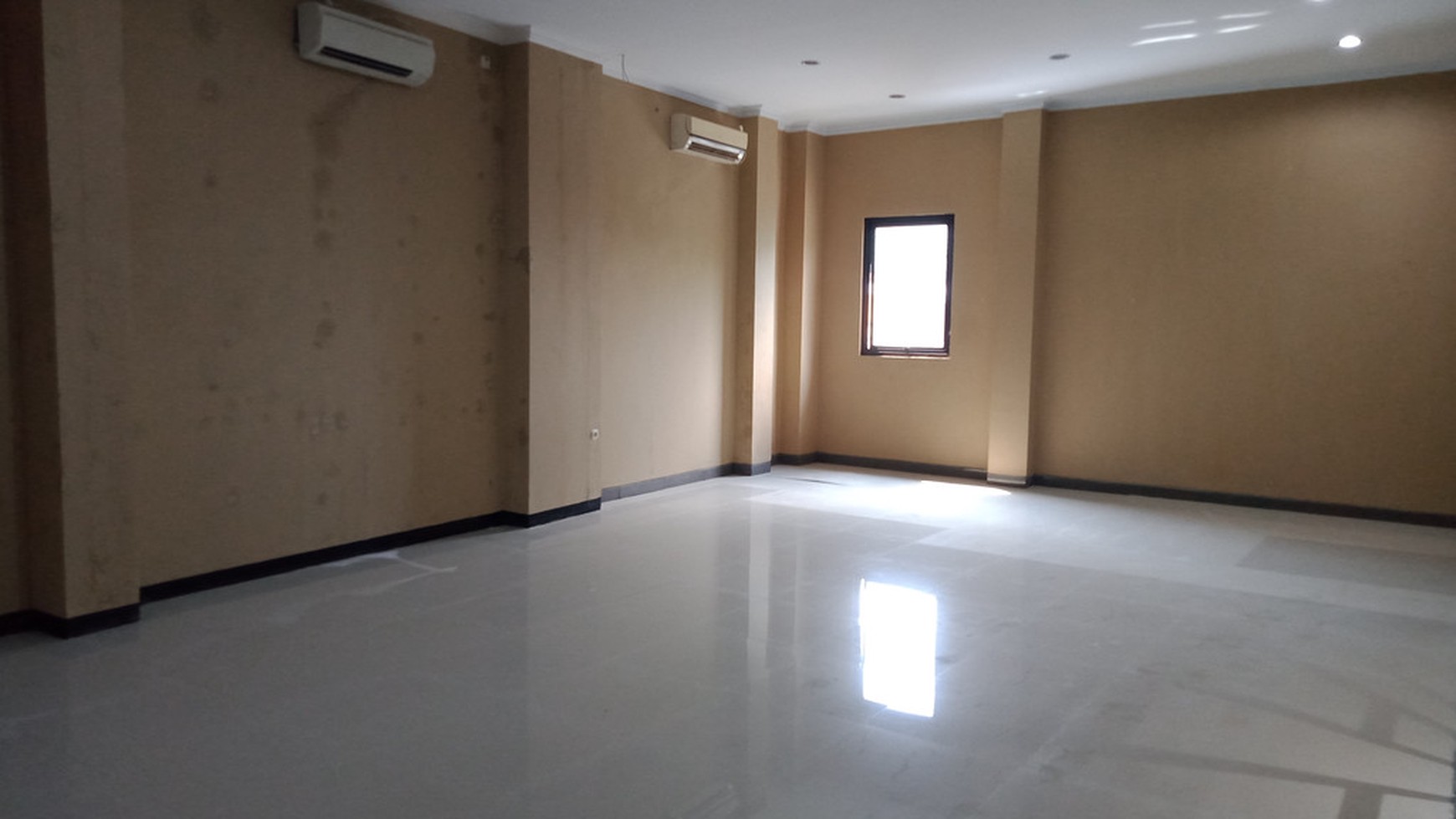RUANG USAHA/KANTOR DI JL MANGKUYUDAN, YOGYAKARTA