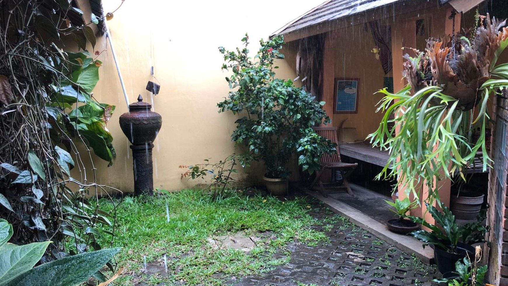 RUMAH CANTIK COCOK UNTUK KELUARGA DI JL MAGELANG KM 5, DEKAT TVRI, JCM