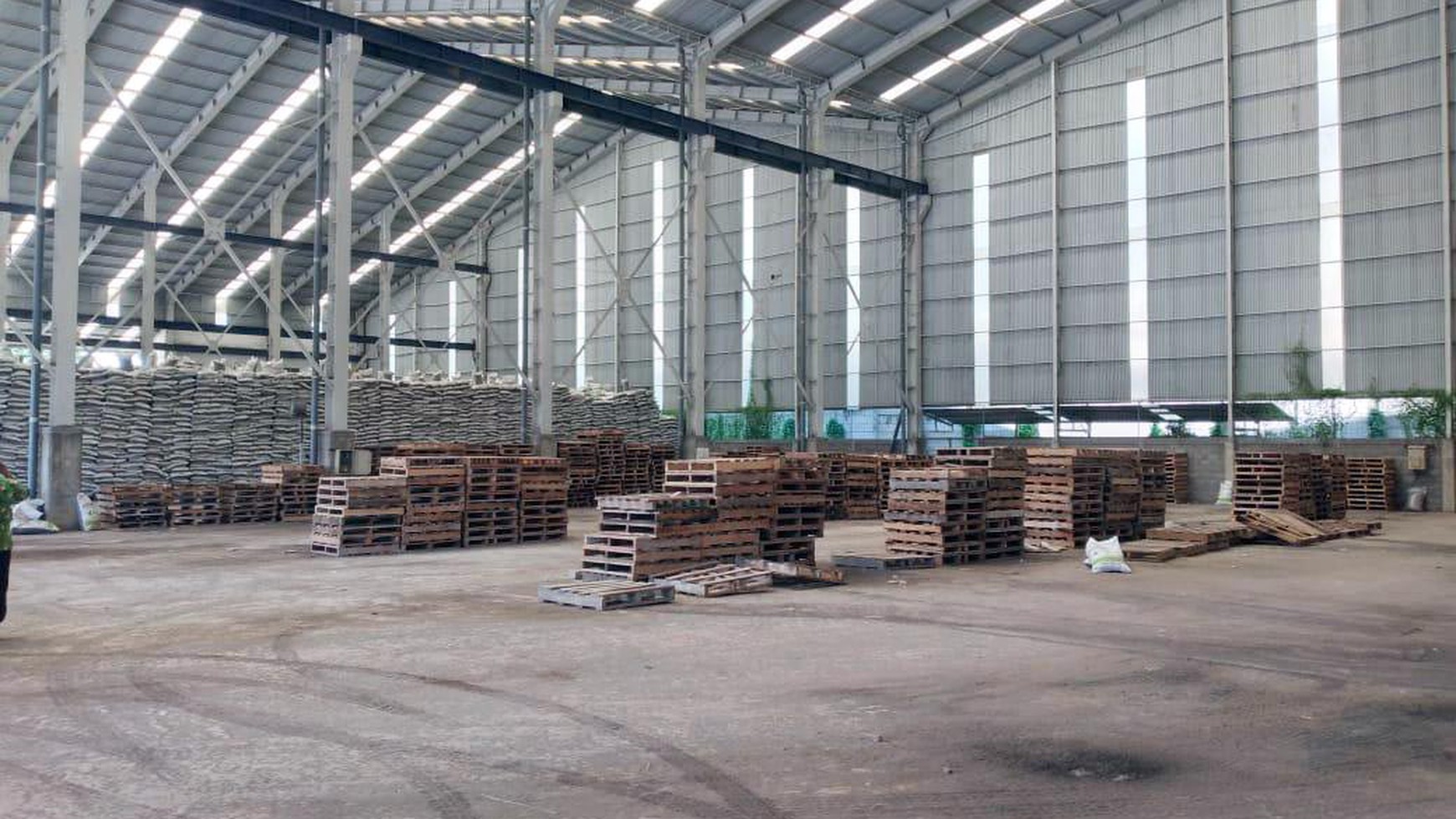 Dijual Gudang & Workshop di Kawasan Industri Gresik, Jalan Raya Surabaya - Gresik, Strategis, tidak jauh dari pintu toll & pelabuhan manyar