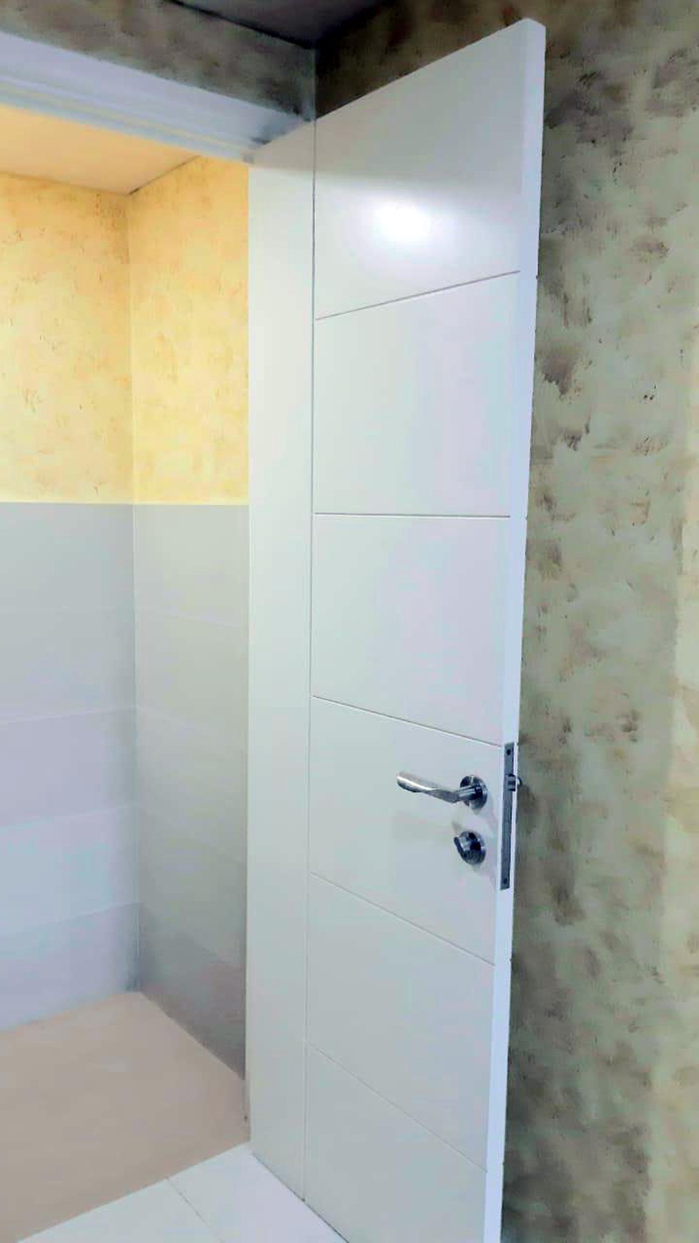 Jual Apartemen TRILLIUM (Lokasi Strategis di Pusat Kota, Depan Surabaya Plaza), Full Furnish, Design Interior Mewah & Elegant, View Kota & Suramadu
