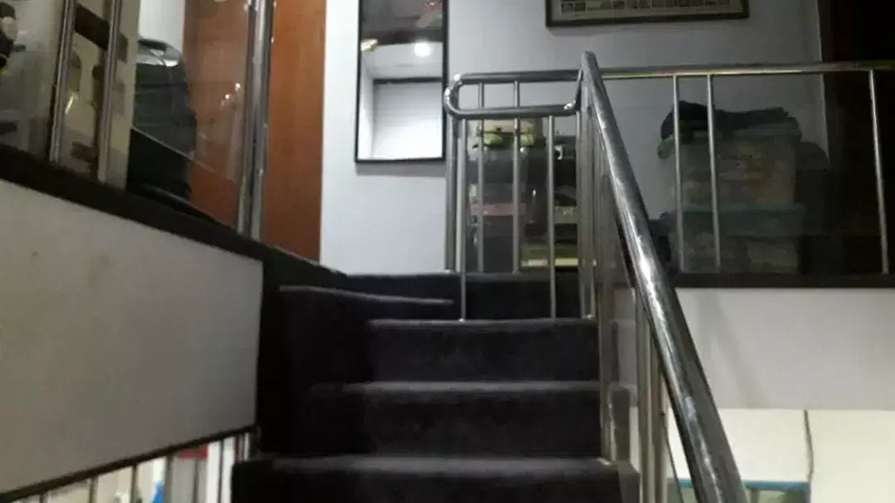 Rumah Megah Posisi Hook Di Grogol