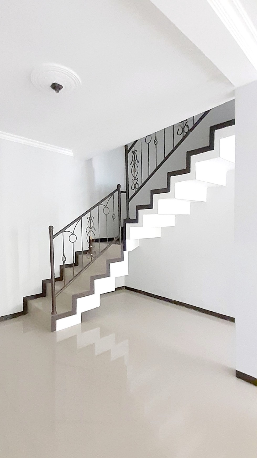 Rumah Modern Klasik luas 160m harga 70 Jt/Thn di Kawasan Sektor 9 Bintaro Jaya