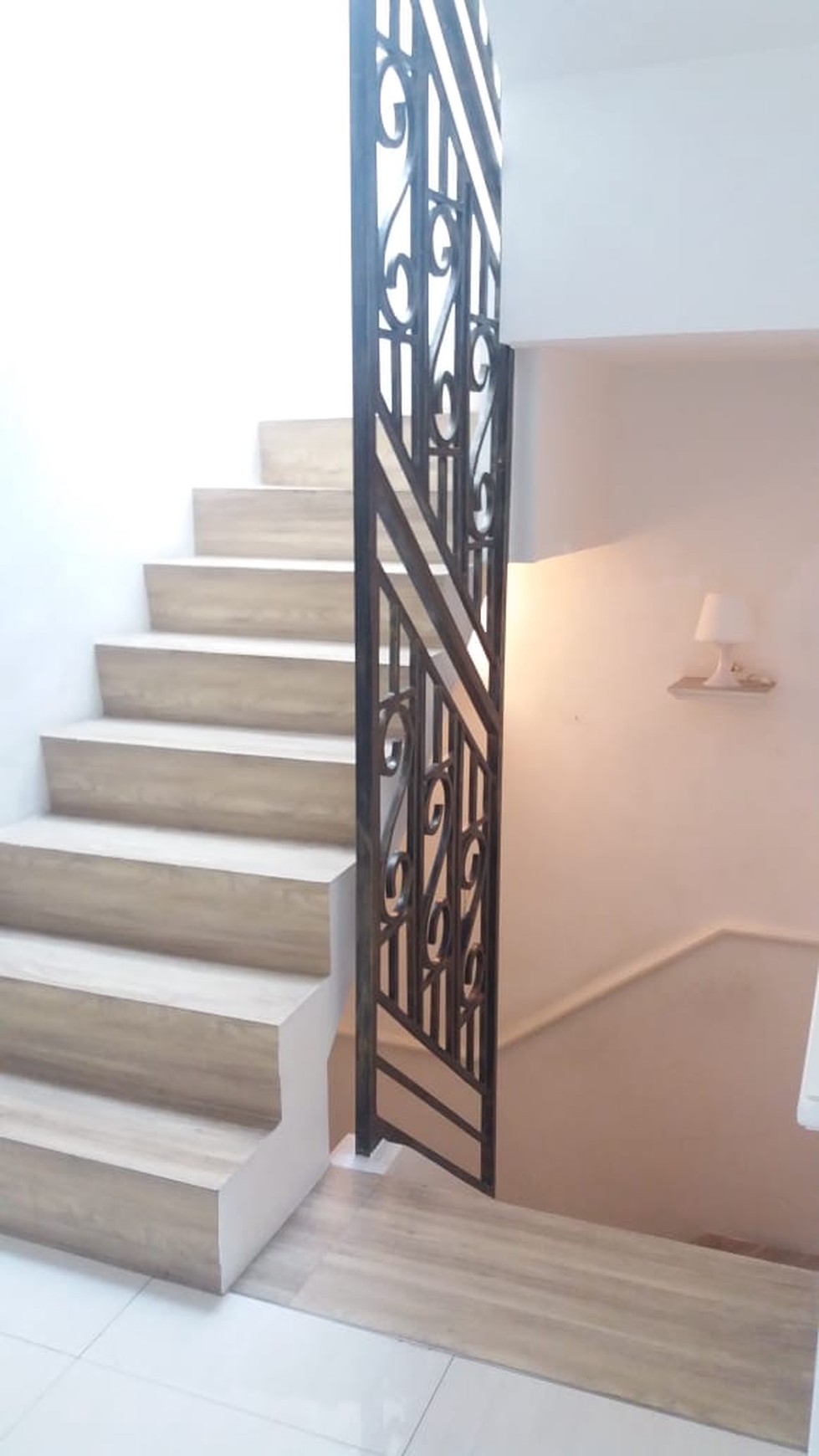 Rumah 2 Lantai Semi Furnish Di Mitra Gading Villa, Luas 7x15m2