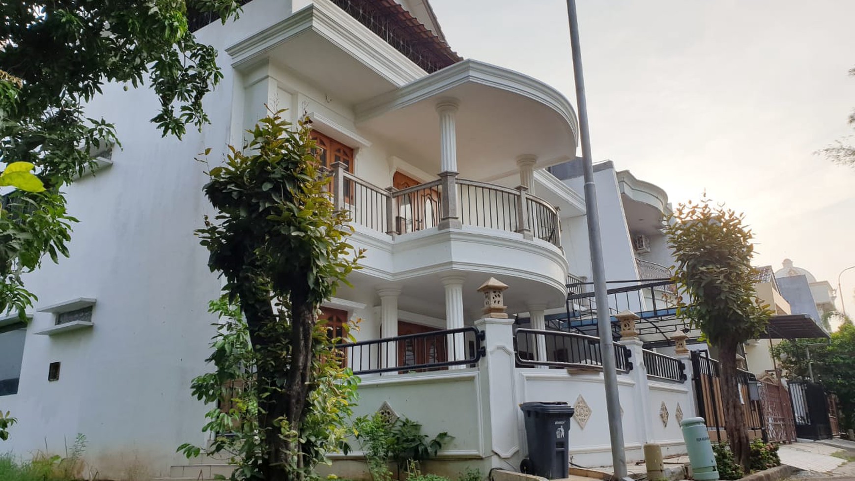 Rumah 3-1/ 2 Lantai Kusen Kayu Jati, Mitra Gading Villa, Luas 12x15m2