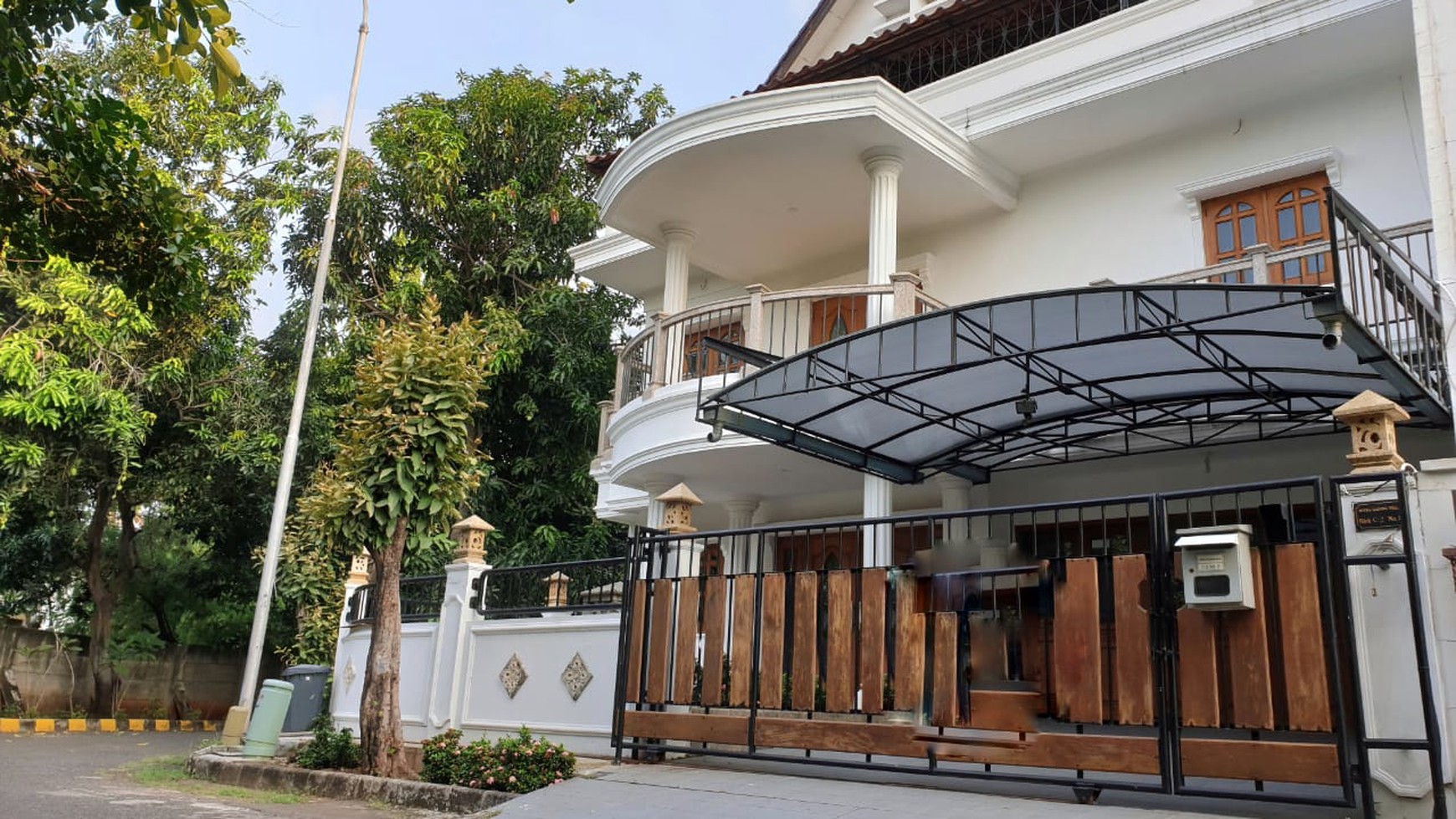 Rumah 3-1/ 2 Lantai Kusen Kayu Jati, Mitra Gading Villa, Luas 12x15m2