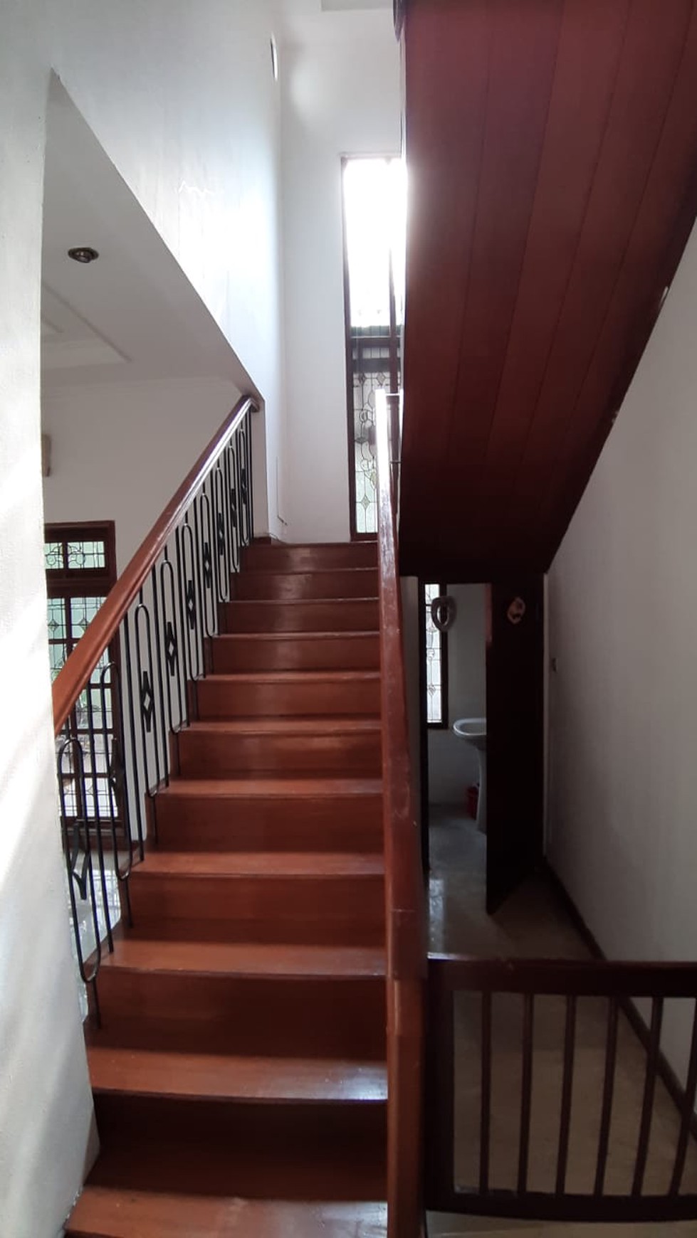 Rumah HOEK Semi Furnished di Rempoa Indah