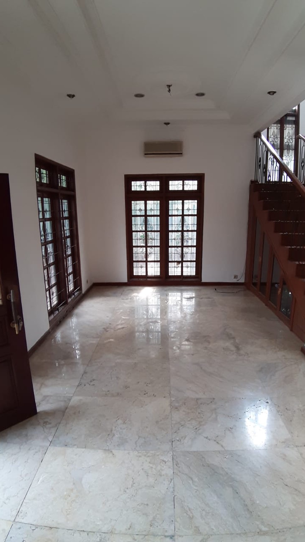 Rumah HOEK Semi Furnished di Rempoa Indah