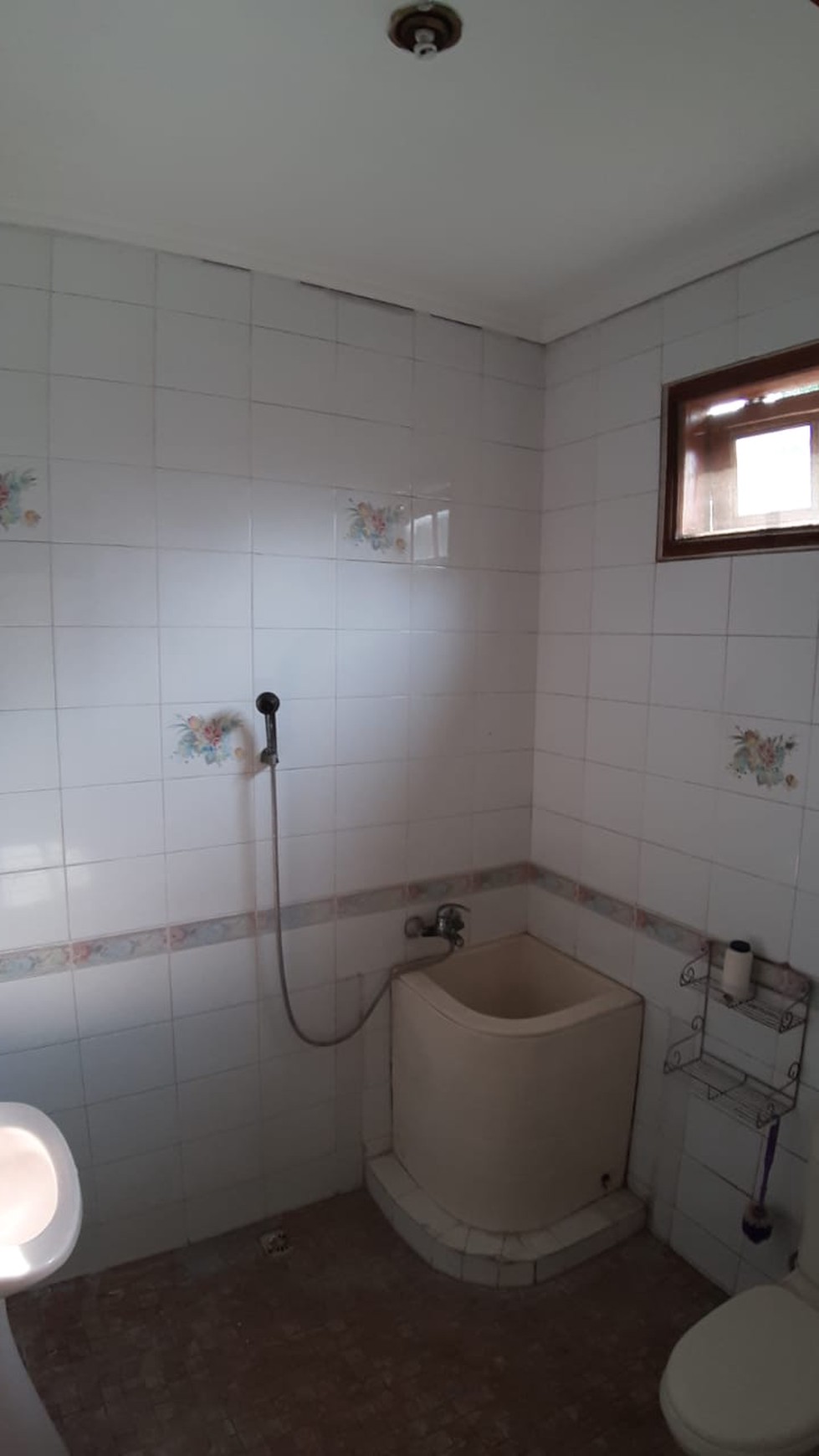 Rumah HOEK Semi Furnished di Rempoa Indah