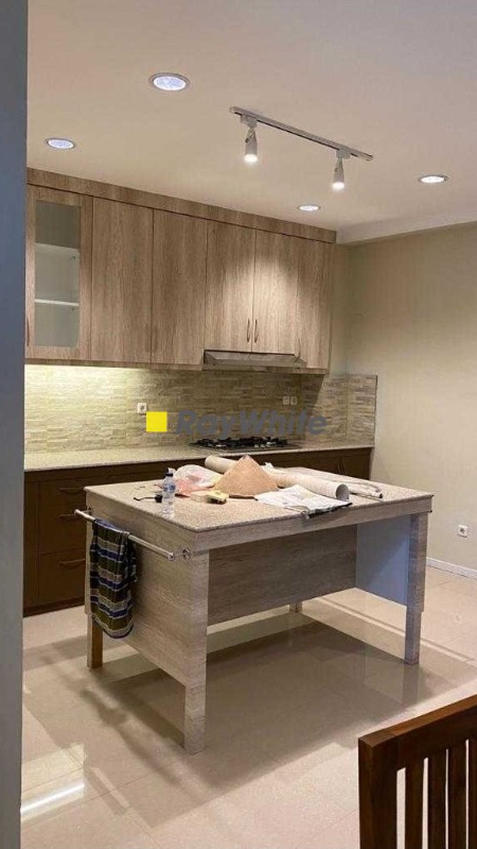 Rumah Cantik 100% baru di Mega Cinere