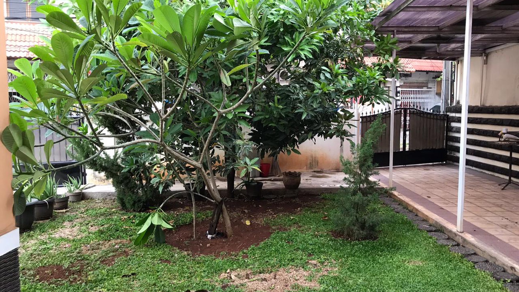 Rumah Taman Bougenville di Pondok Gede