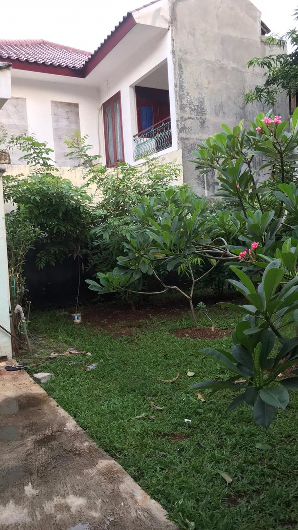 Rumah Taman Bougenville di Pondok Gede