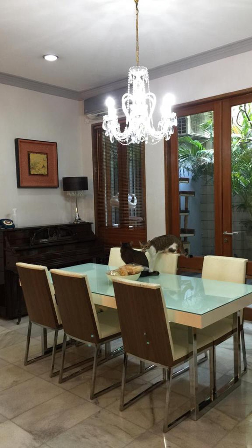 Rumah bagus dan sangat terawat di area elit kebayoran baru di Senopati, Jakarta selatan