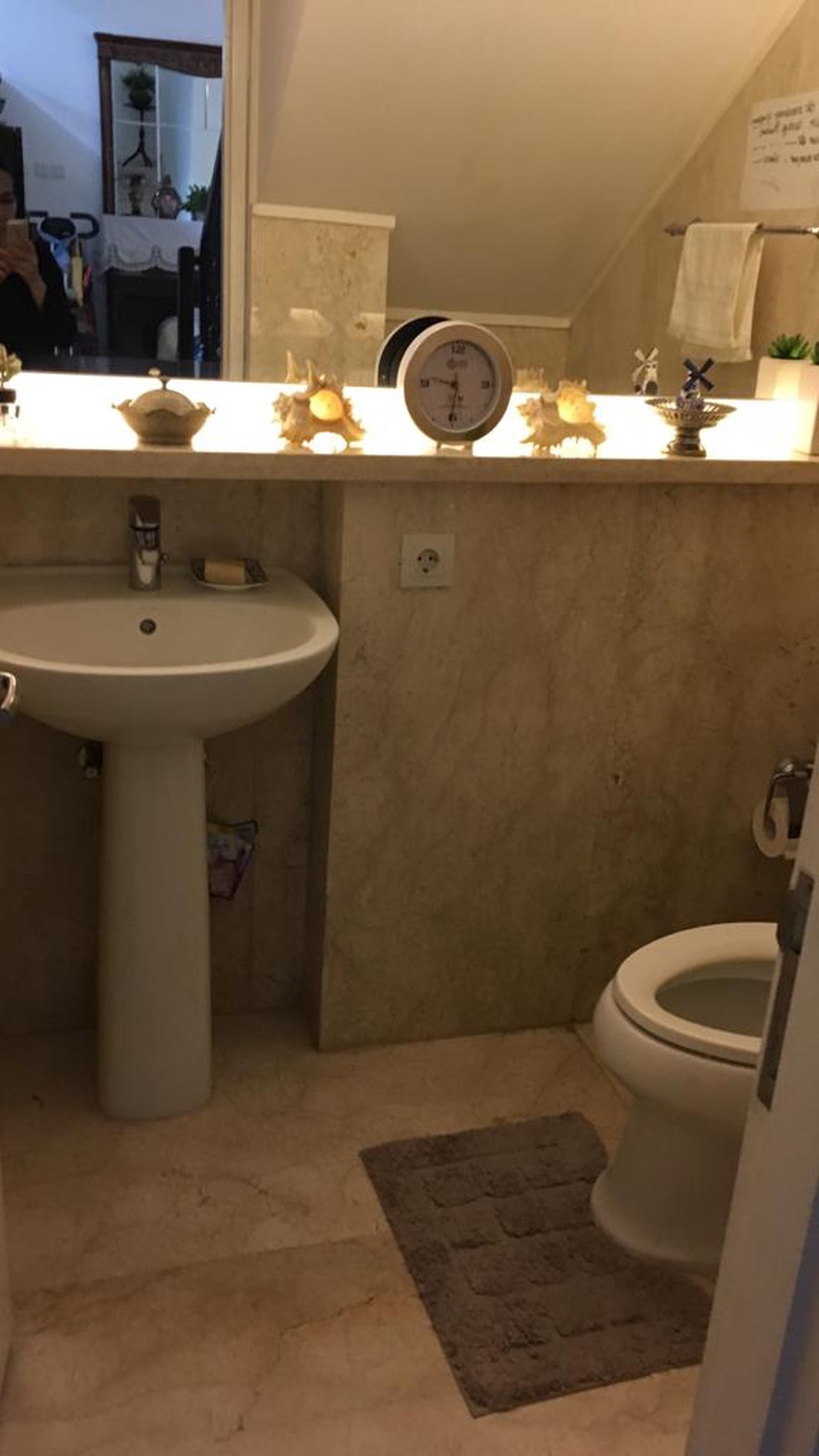 Rumah Lengkap Kolam Renang di Menteng