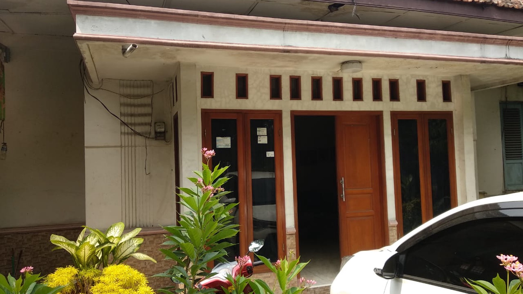 Rumah + Tanah Luas di Daan Mogot (Sangat dekat dgn Jalan Raya) #AR