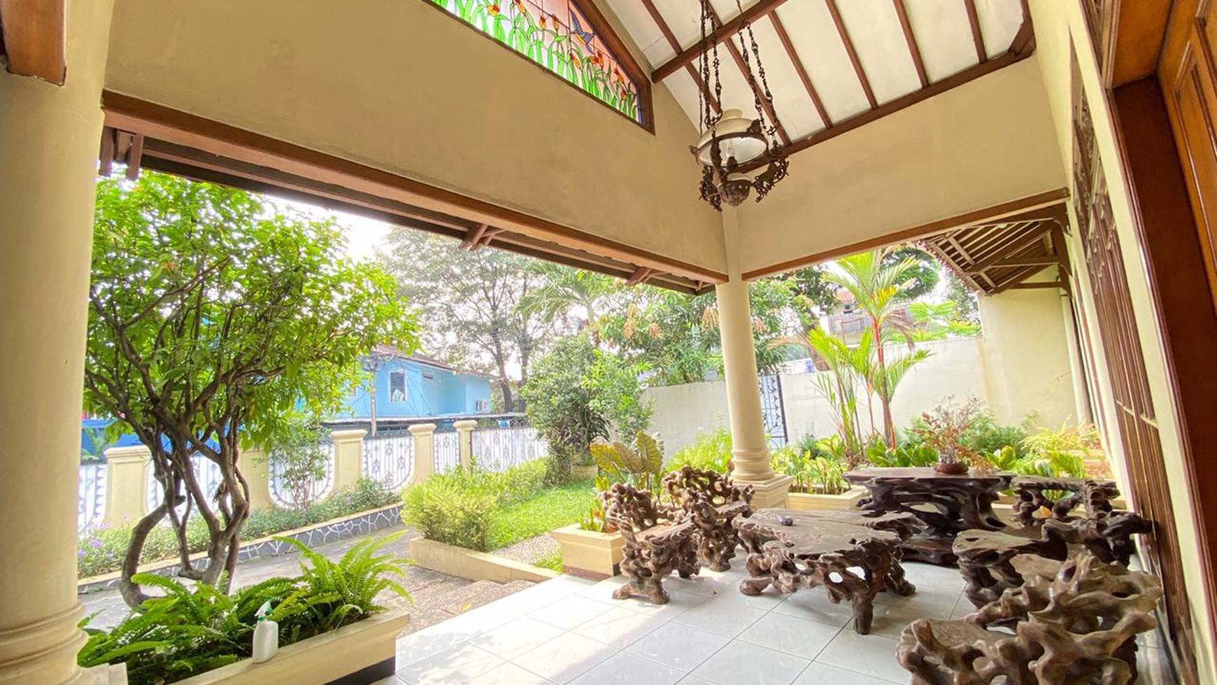 Dijual Rumah Asri dengan Tanah Luas Daerah Duren Tiga