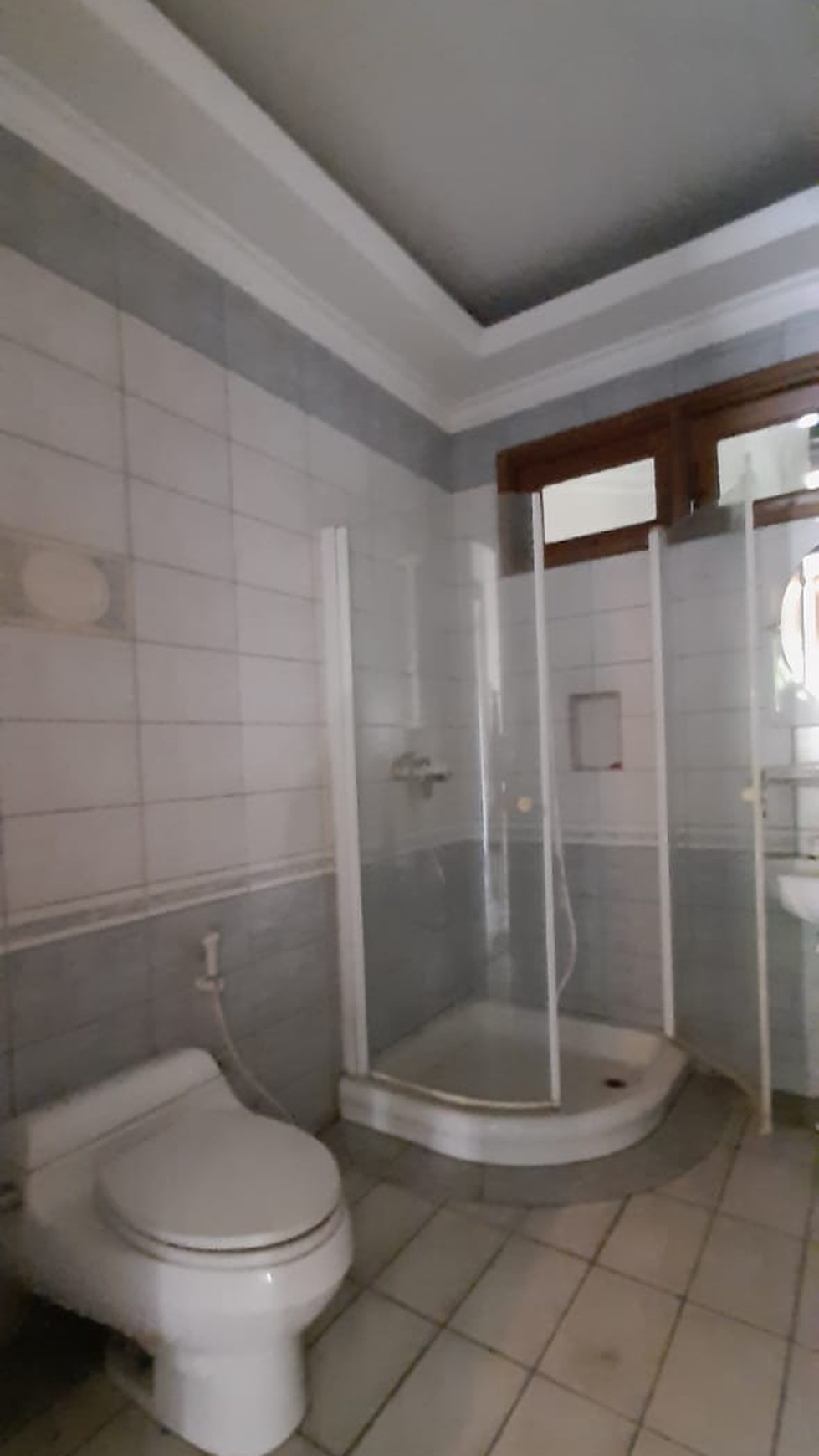 Rumah siap huni ada s.pool di Cikini bintaro