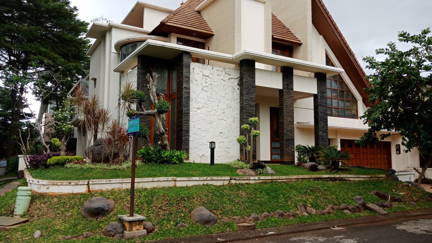 Di Jual Rumah Private Pool dan siap huni di Taman Senayan Bintaro Jaya Sektor 9 Tangerang Selatan