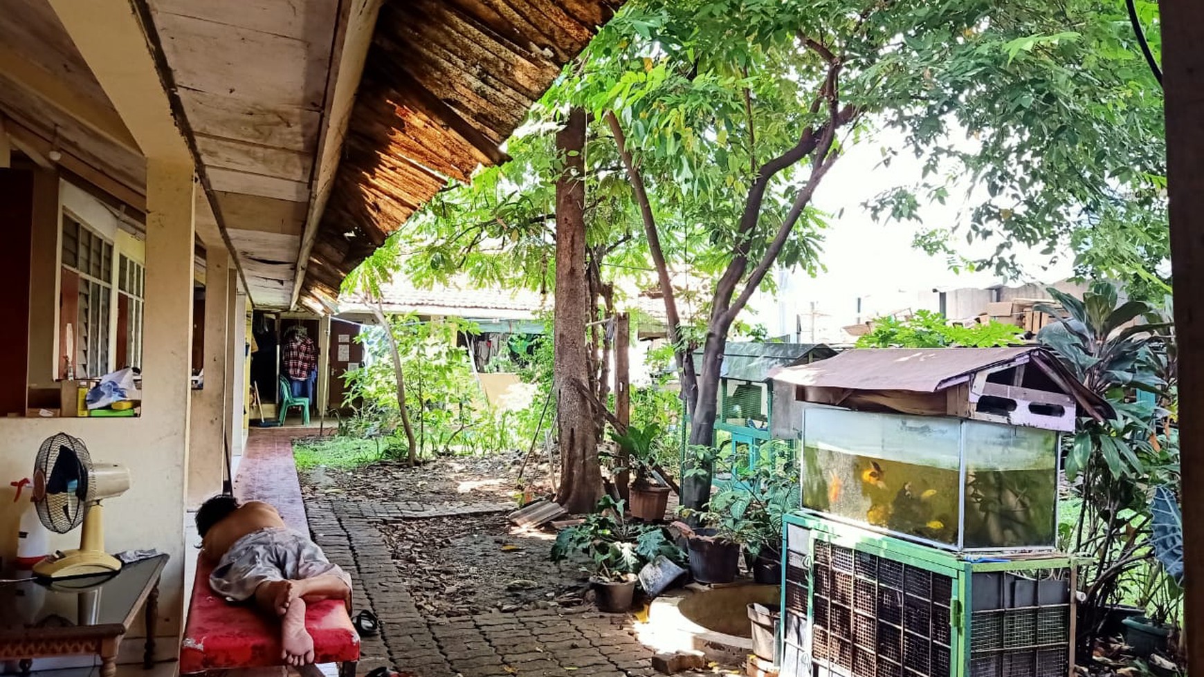 Dijual Tanah dengan Kos2an dekat Masjid di Jatiwaringin