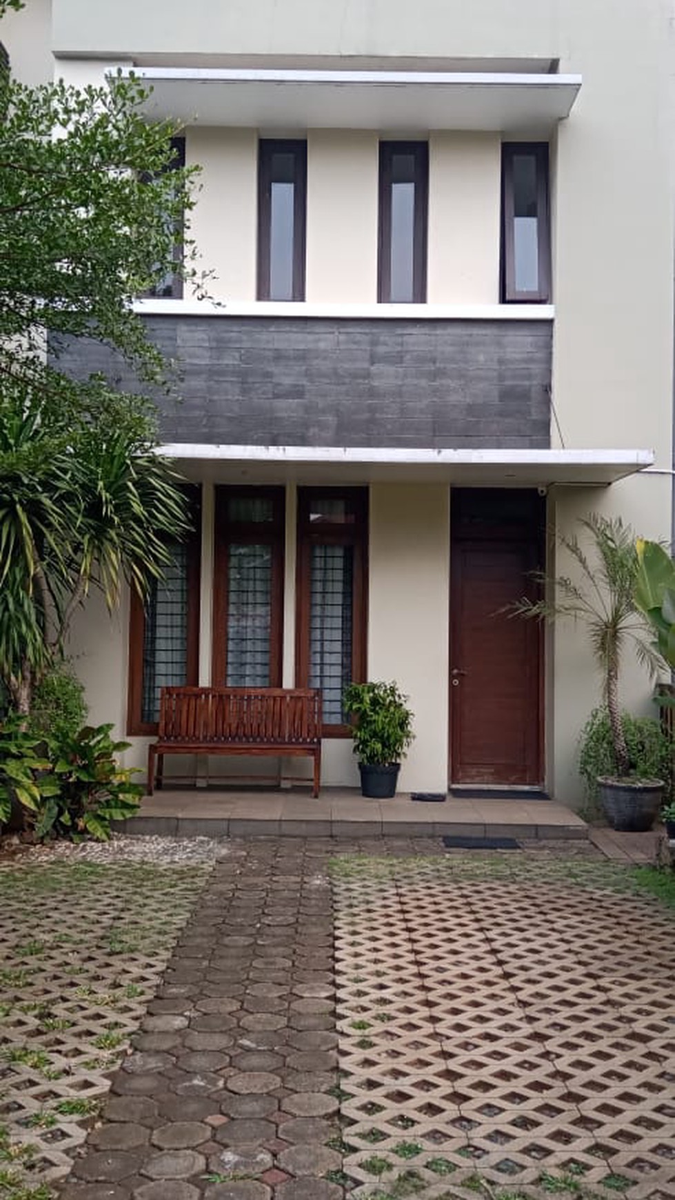 Disewakan rumah asri dan bagus di cipete + swimming pool