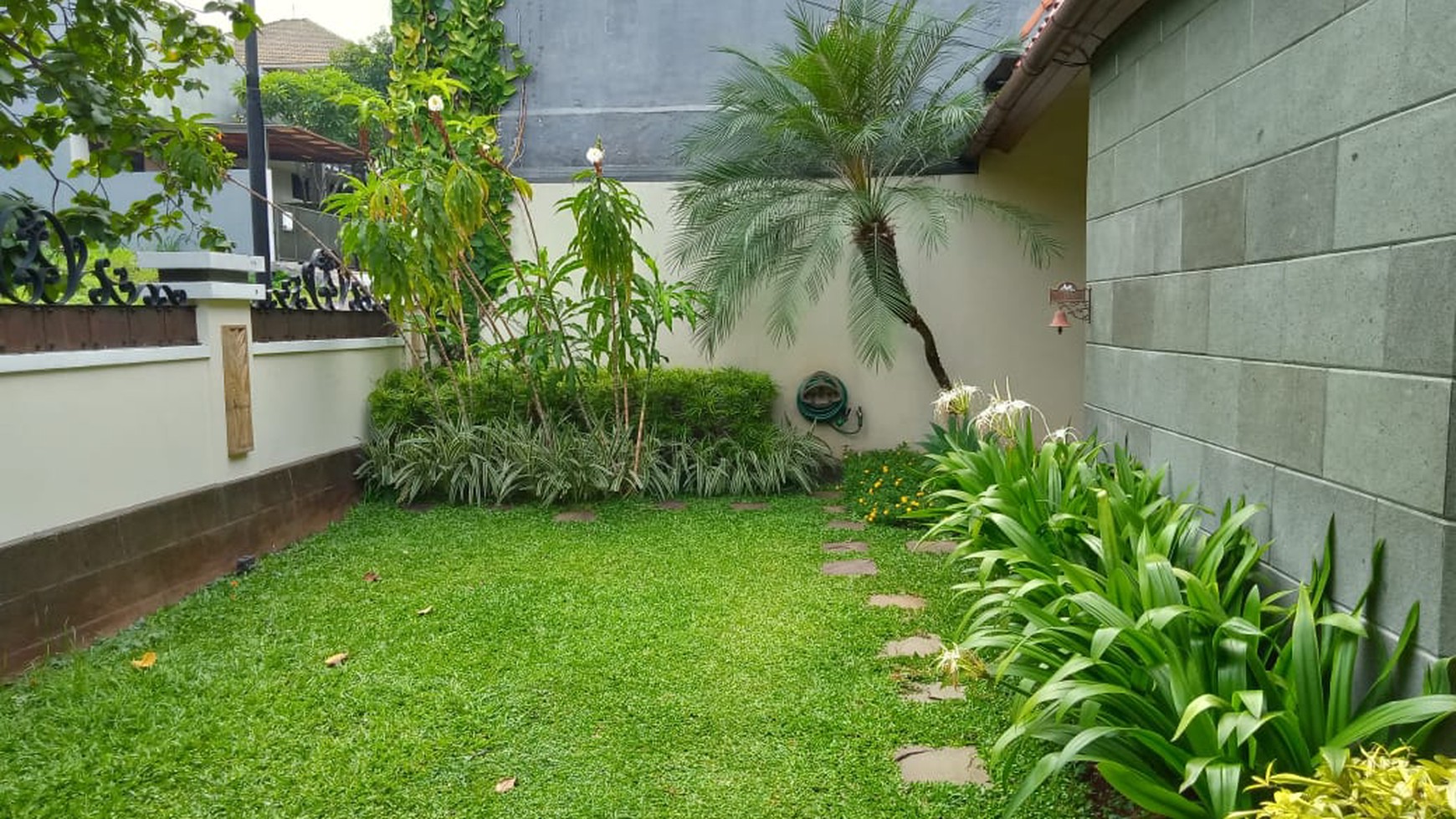 Rumah Lengkap Kolam Renang di Puri Cinere