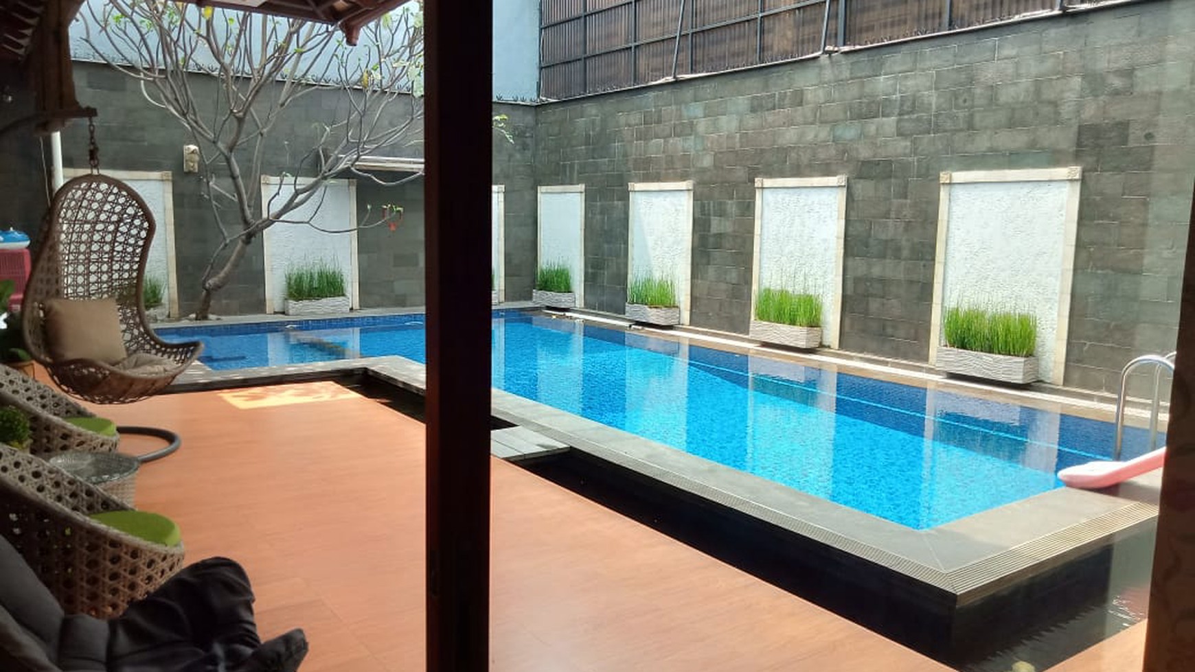 Rumah Lengkap Kolam Renang di Puri Cinere