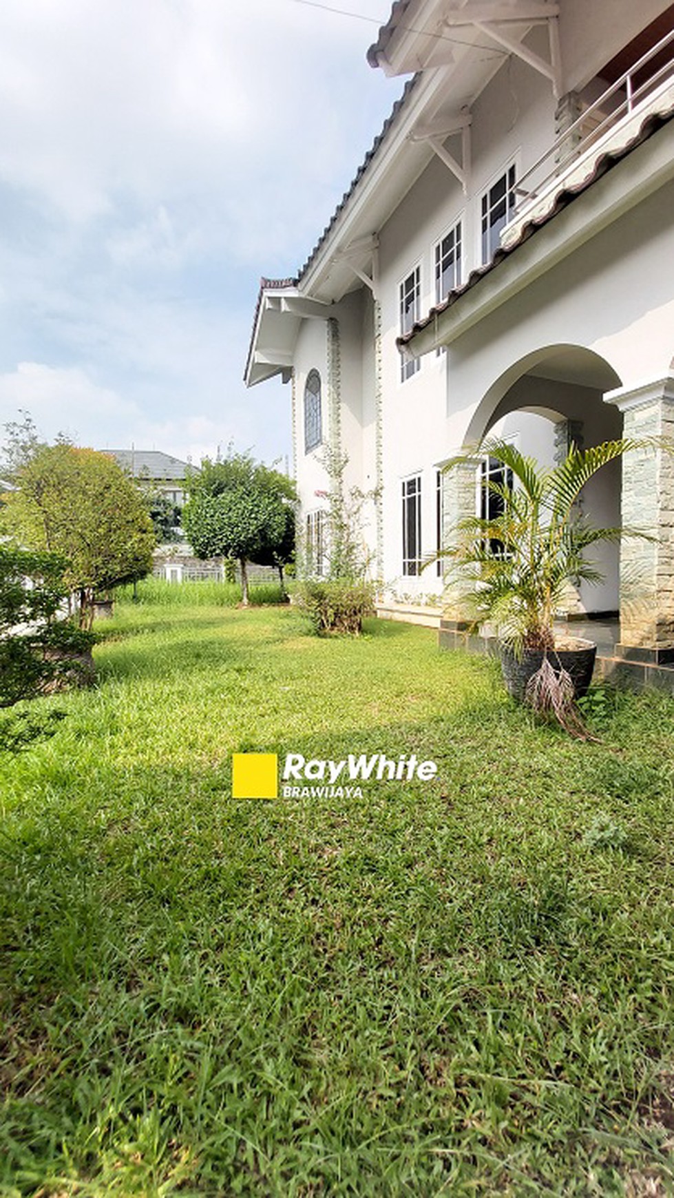 Rumah di Lebak Bulus, Dalam Kompleks Vila Delima, Lokasi Strategis, Semi Furnished, 5 Bedrooms