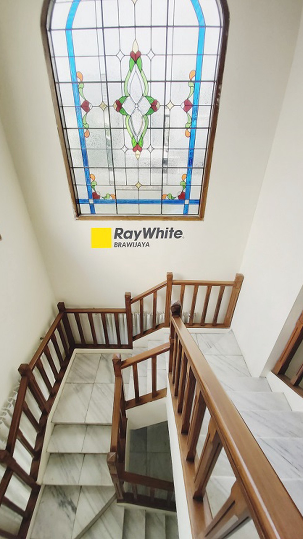 Rumah di Lebak Bulus, Dalam Kompleks Vila Delima, Lokasi Strategis, Semi Furnished, 5 Bedrooms