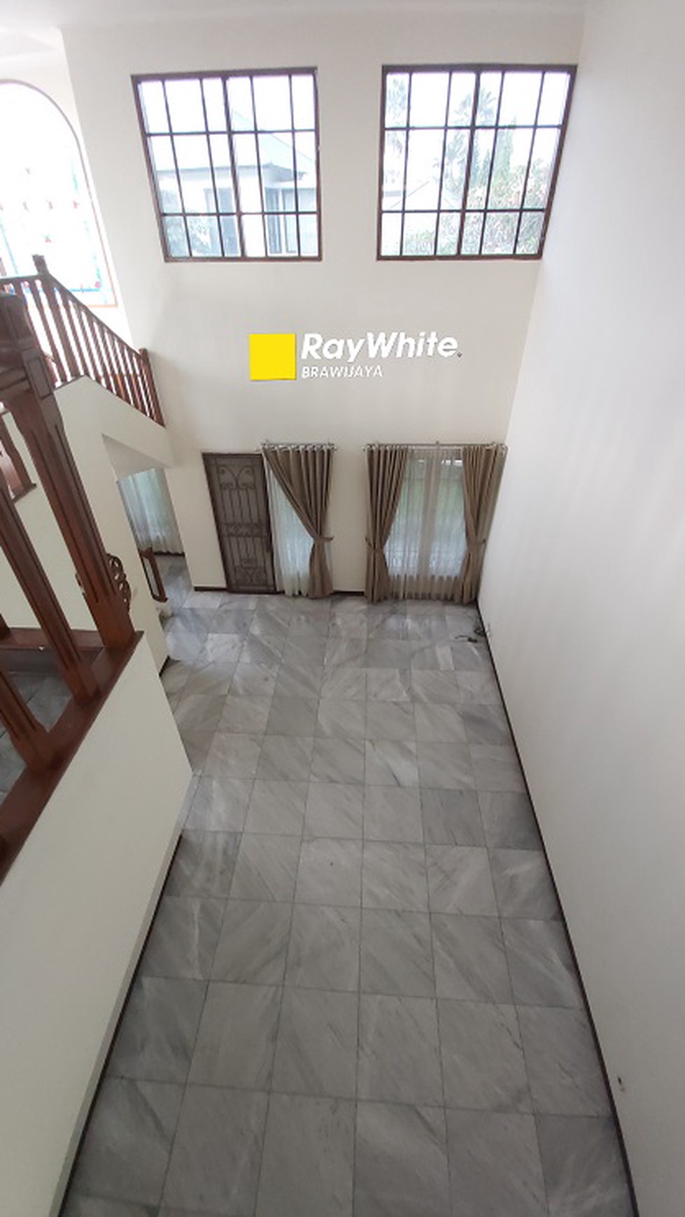 Rumah di Lebak Bulus, Dalam Kompleks Vila Delima, Lokasi Strategis, Semi Furnished, 5 Bedrooms
