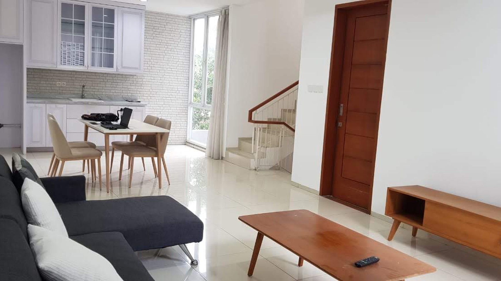 Sewa Rumah Town House semi furnish dekat Area Kemang/ Antasari / Cilandak