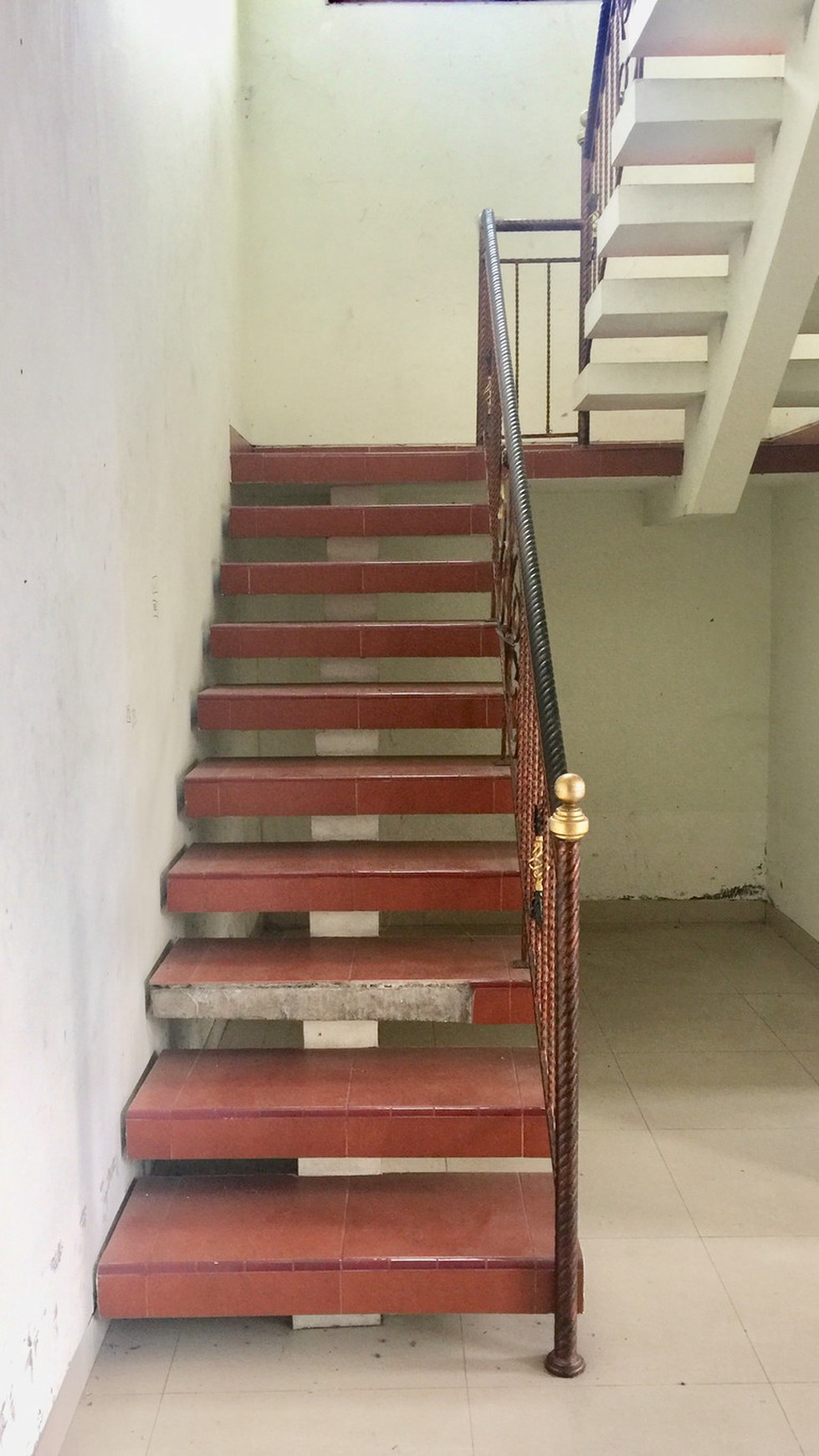 RUMAH STRATEGIS DENGAN BANGUNAN MEGAH DI JL KALIMANTAN, SLEMAN