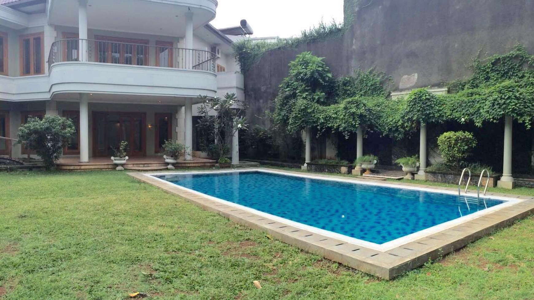 Rumah Siap Huni, Halaman Luas, dan Strategis @Cikini, Bintaro