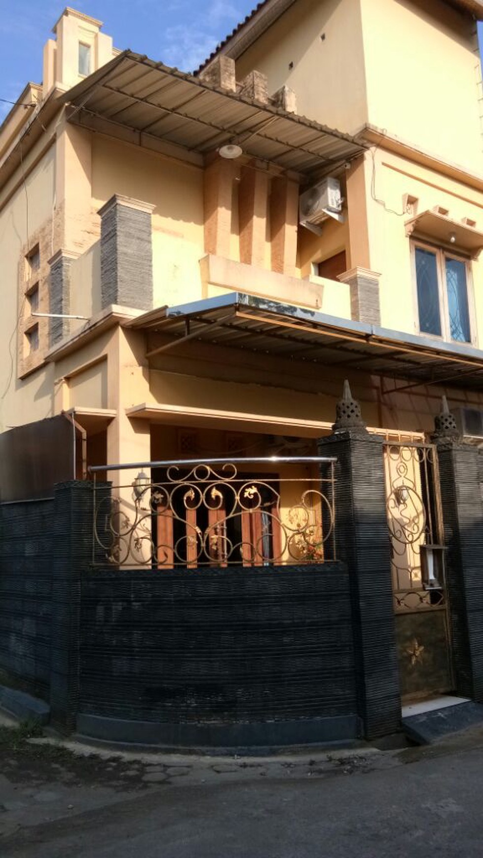 RUMAH CANTIK 3LANTAI, SIAP HUNI, DI MEJING LOR, GAMPING