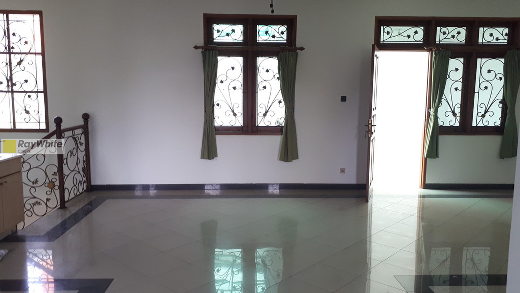 Rumah cukup terawat, asri di Cirendeu