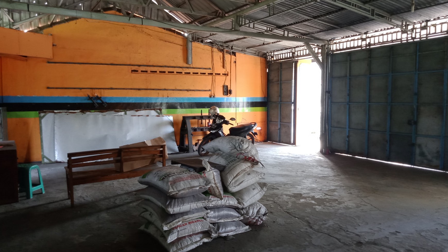 TANAH DAN BANGUNAN LOKASI STRATEGIS, DEKAT TRANSMART DI JL YOGYA-SOLO