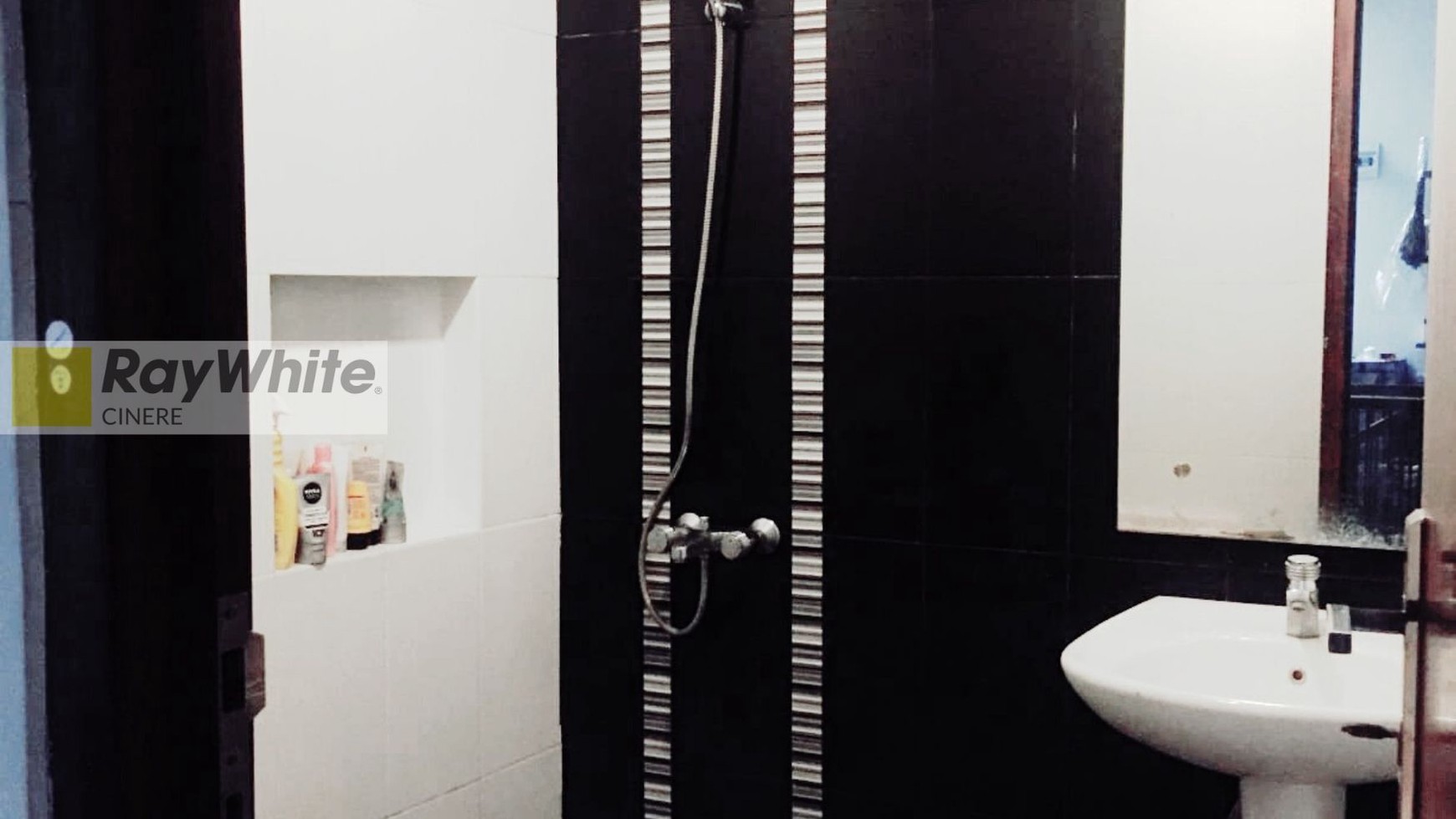 Rumah modern dalam town house di Kemang