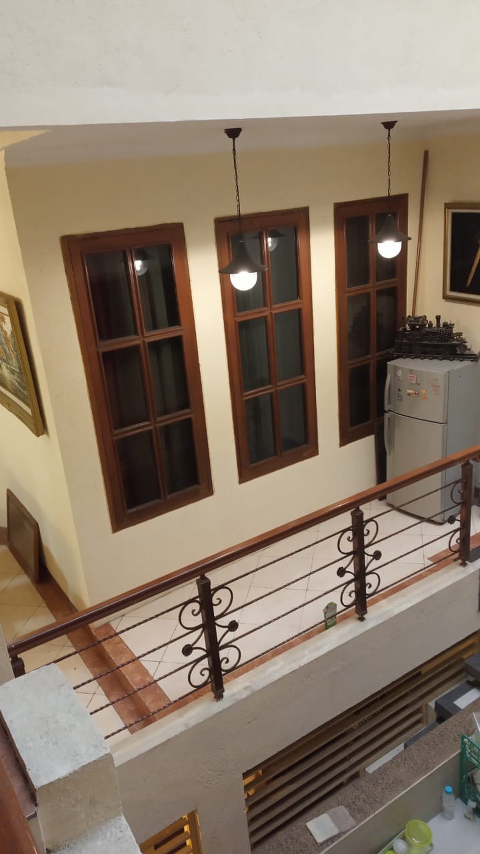 RUMAH UNIK DALAM KOMPLEK DI CIRENDEU