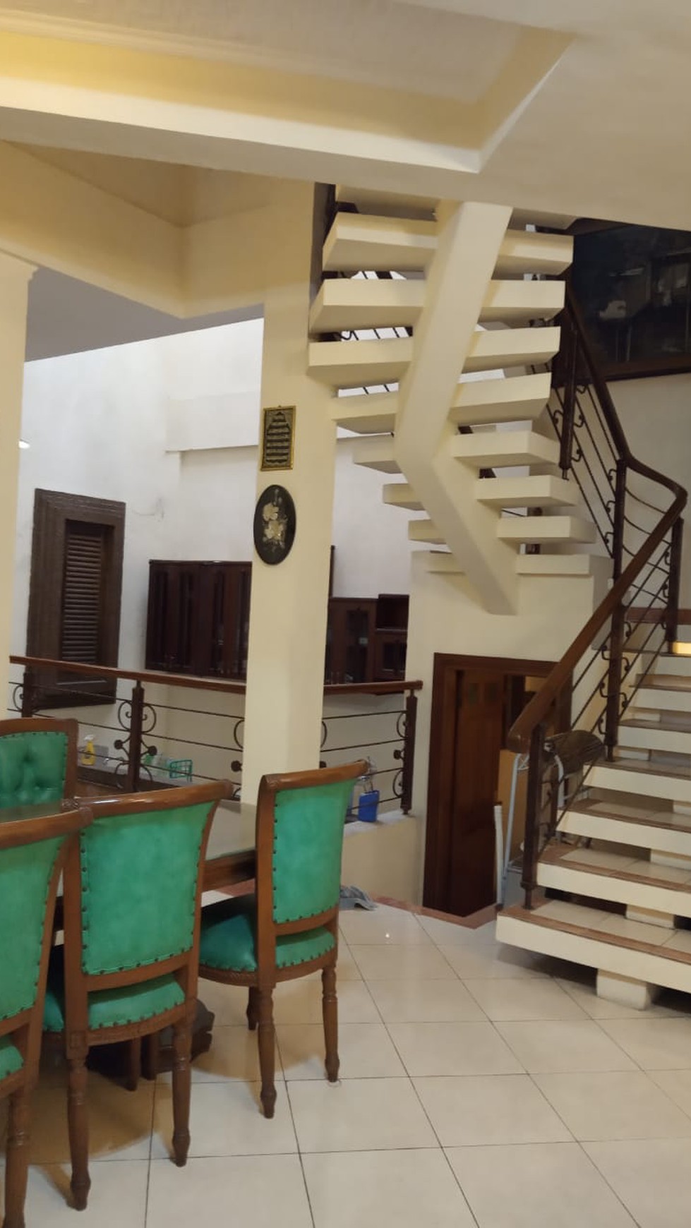 RUMAH UNIK DALAM KOMPLEK DI CIRENDEU