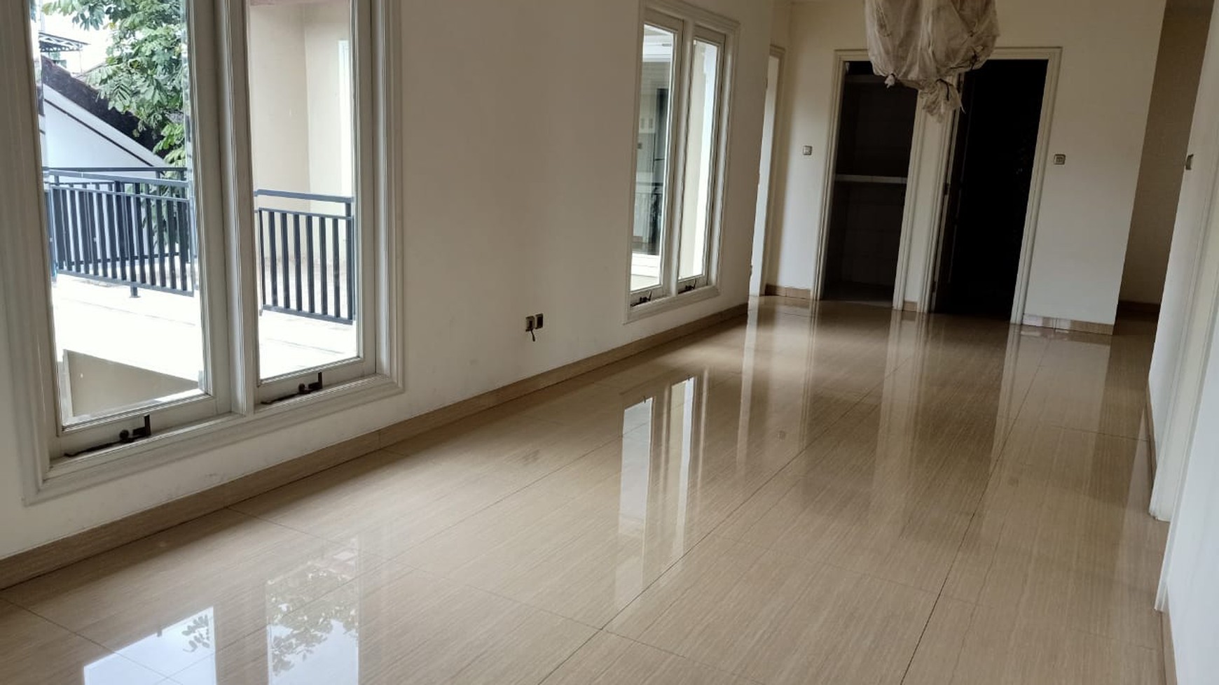 Rumah Lengkap Kolam renang di Haji Nawi Jakarta Selatan