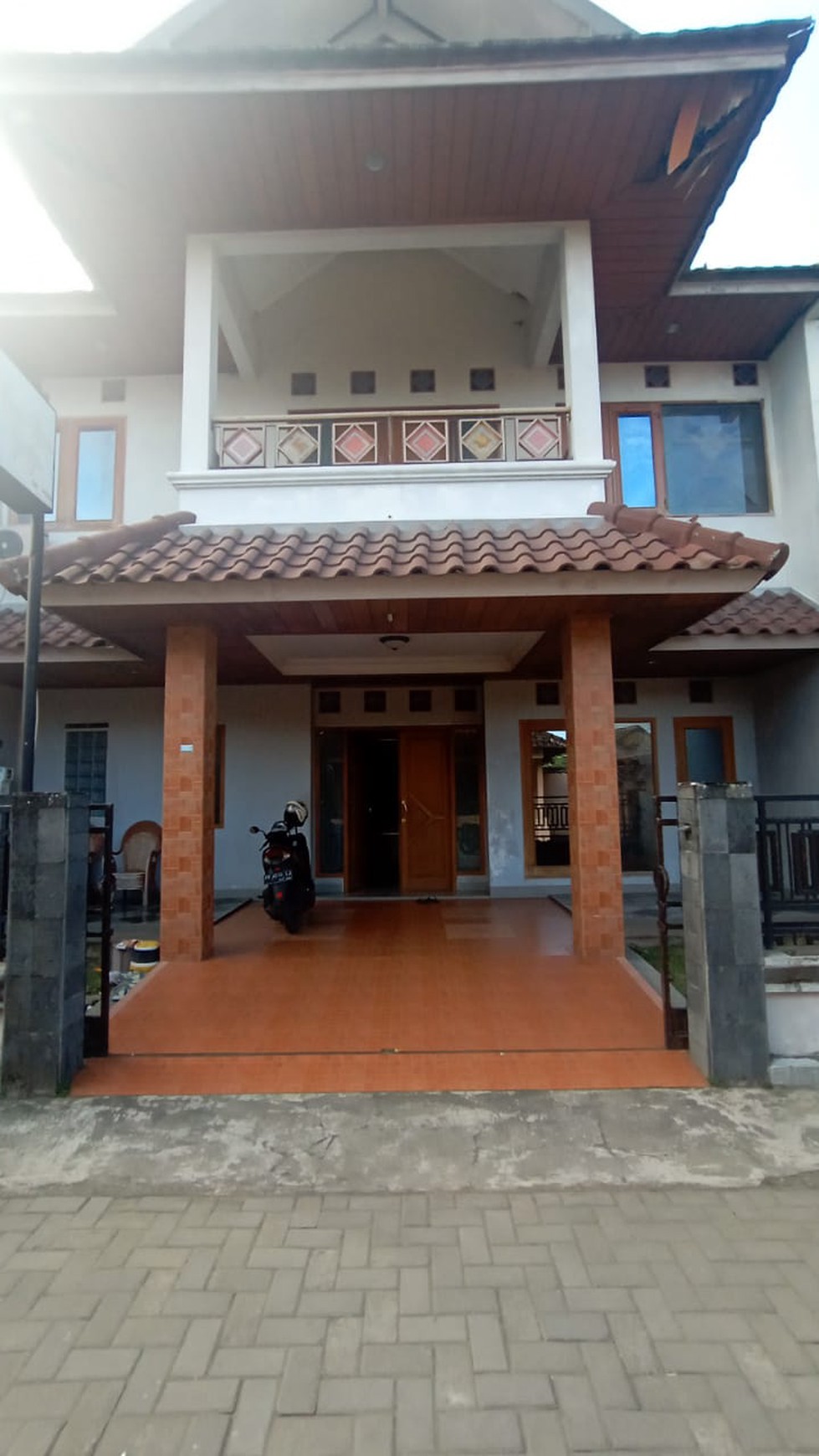 RUMAH DENGAN BANGUNAN MEGAH, DI JL WATES KM 3.5
