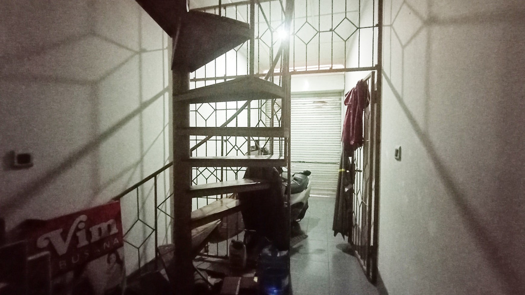 RUMAH DENGAN BANGUNAN MEGAH, DI JL WATES KM 3.5