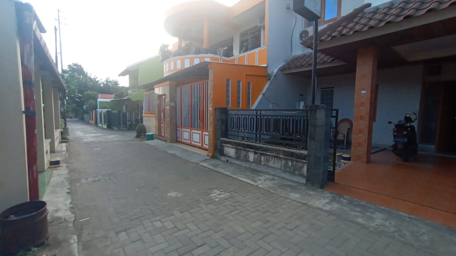 RUMAH DENGAN BANGUNAN MEGAH, DI JL WATES KM 3.5