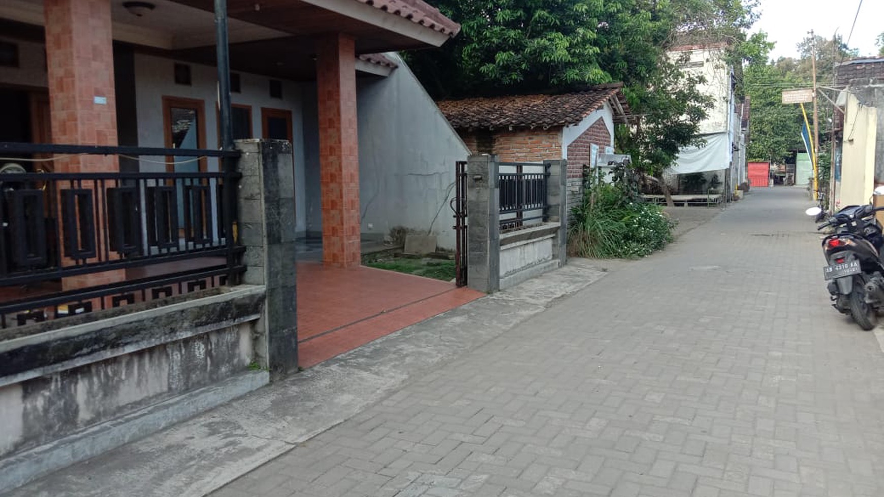 RUMAH DENGAN BANGUNAN MEGAH, DI JL WATES KM 3.5
