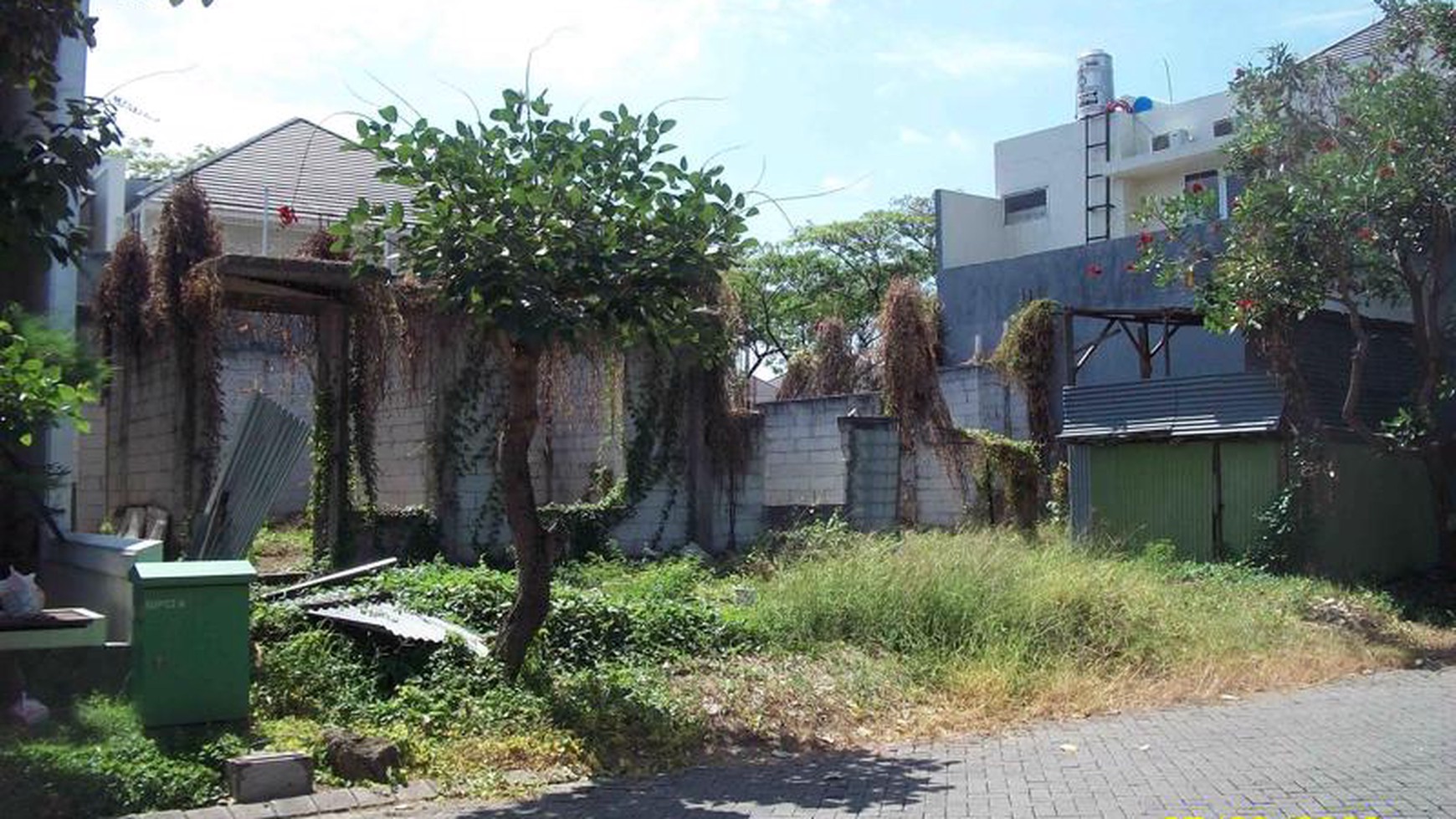 Rumah Hitung Tanah (pondasi saja) di Royal Residence !!!, Row Jalan Depan Lebar + Paving, Pojokan, Lingkungan Elite