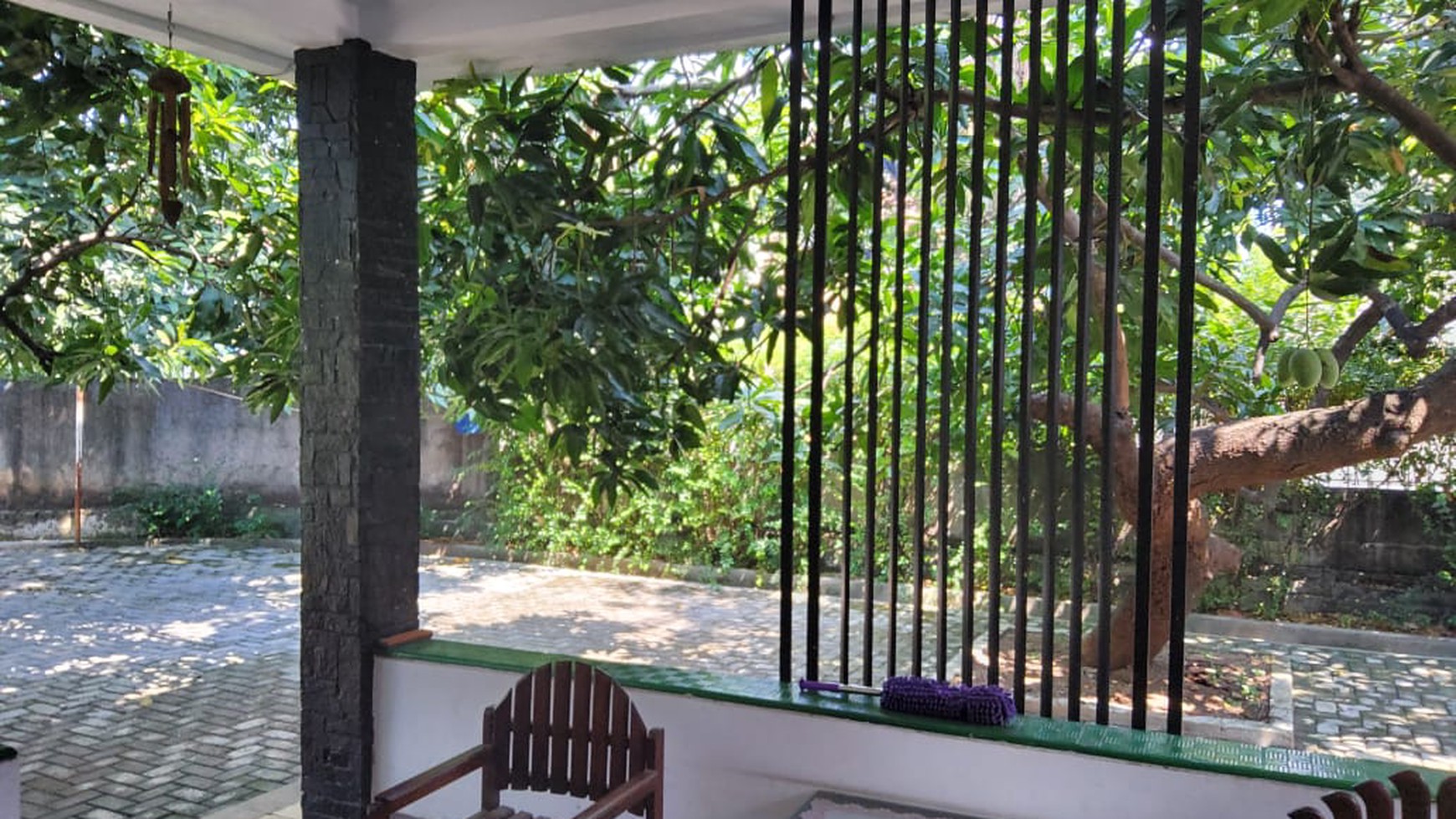 Rumah tua asri lokasi strategis di Rawamangun