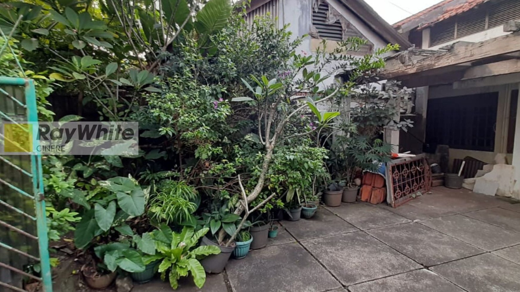 Rumah hitung tanah lokasi strategis di Cirendeu, cocok untuk Usaha rumah kos