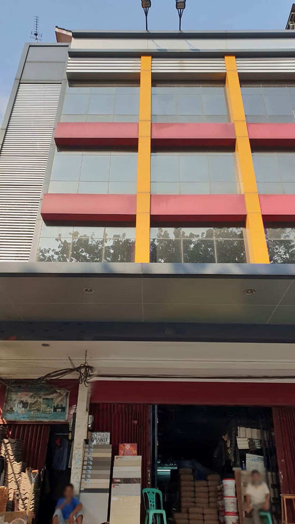Ruko Gandeng Boulevard Raya, ada Lift, Luas 9x17m2