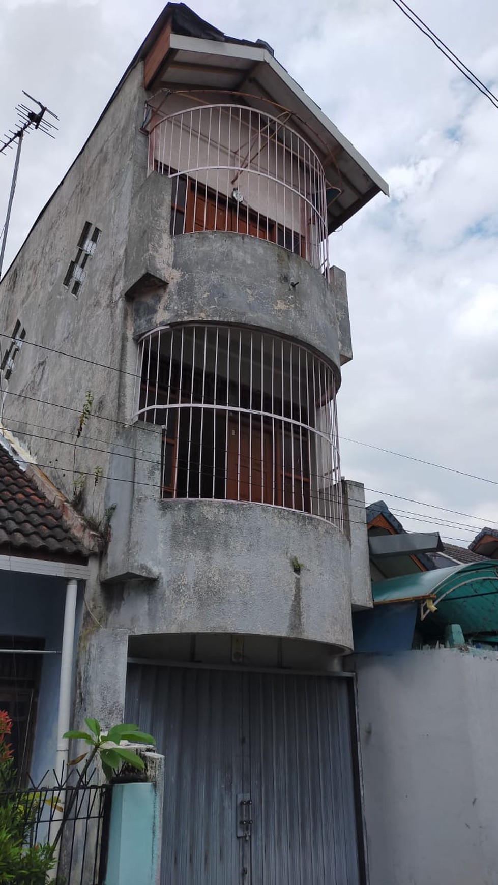 RUMAH TINGGAL DI JL MARGORUKON, 650 METER DARI STADION SIDOARUM