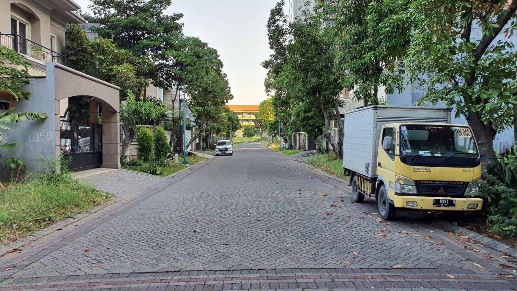 Tanah di Graha Family, Siap Bangun, Jalan Depan Lebar + Paving, Lingkungan Elite - TAN -