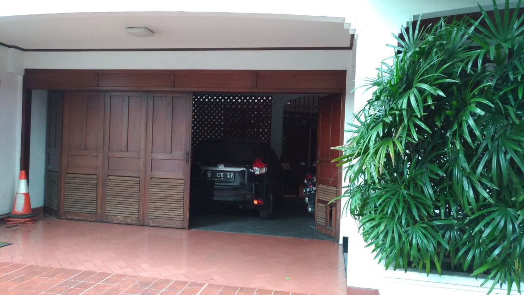 Rumah Posisi Hoek,halaman luas dan taman di Deplu Raya, Jak-Sel