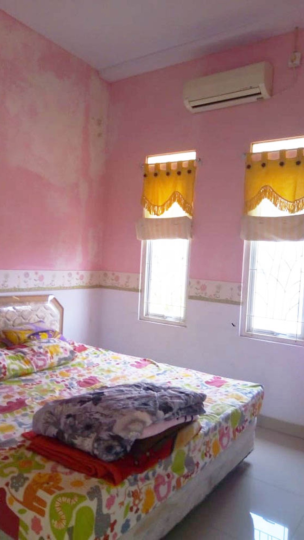 Rumah Hoek Jl Taman Apel Merah, Padurenan, Luas 9x12m2